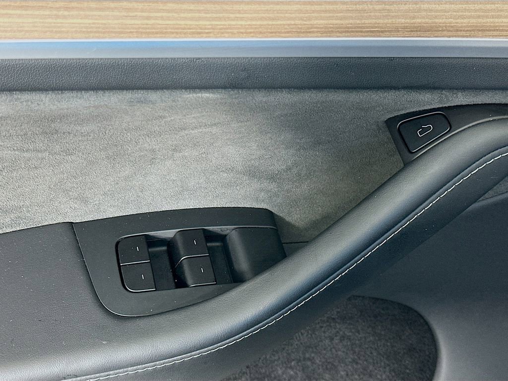 Used 2025 Tesla Model Y Long Range image 18