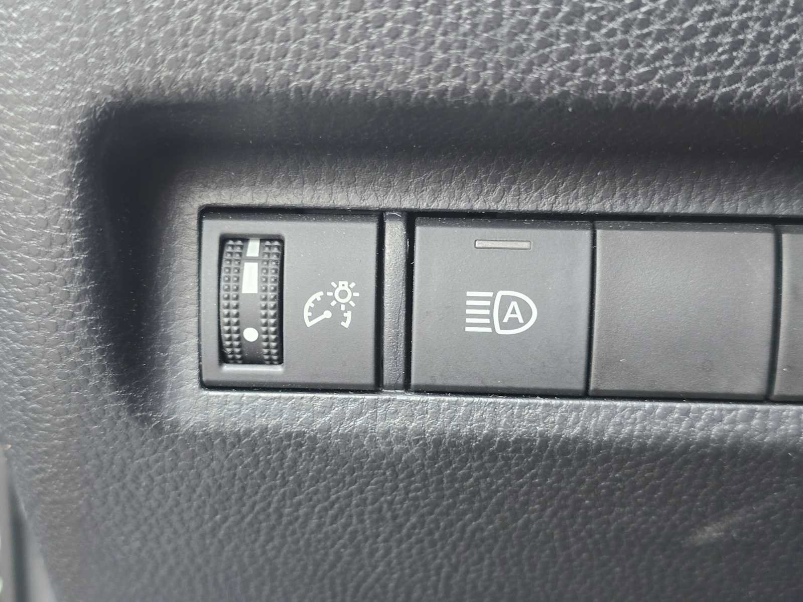 Used 2021 Toyota RAV4 XLE w/ Convenience Package image 27