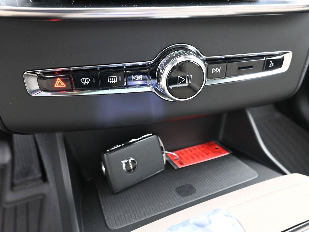 New 2026 Volvo XC90 T8 Plus w/ Protection Package Premier AWD/4WD image 17