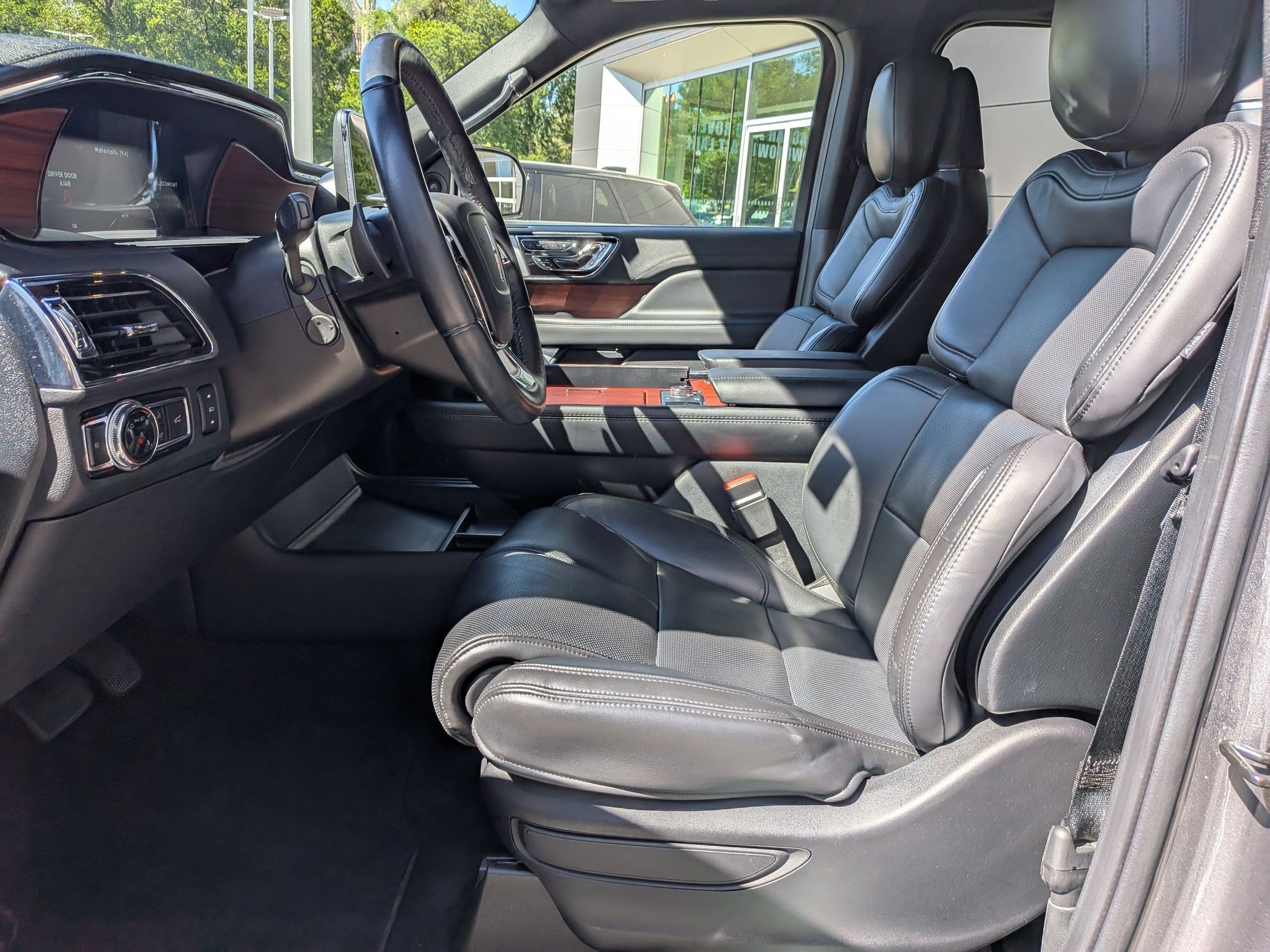 Used 2021 Lincoln Navigator Reserve w/ Luxury Package AWD/4WD image 25