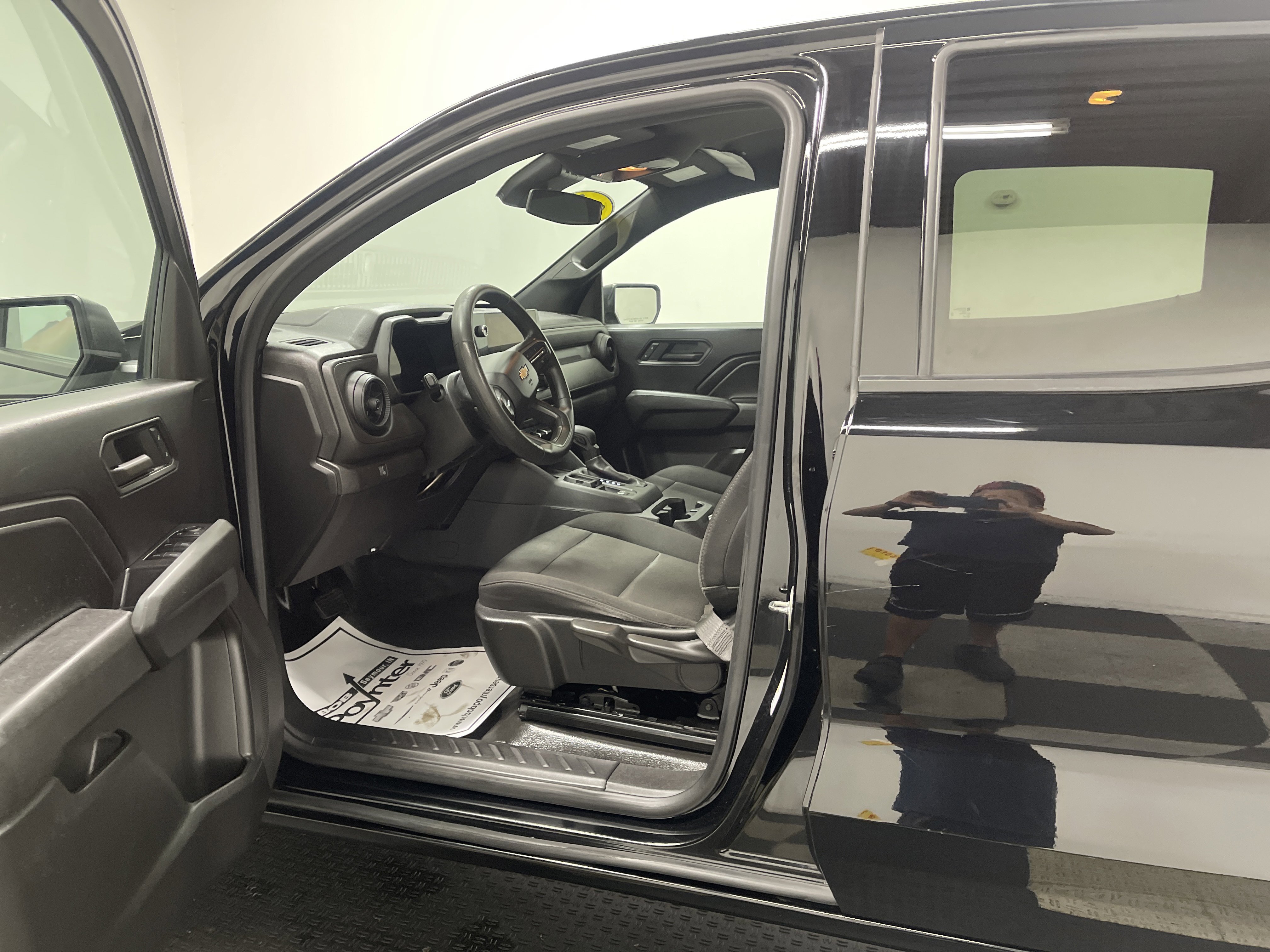 Used 2023 Chevrolet Colorado W/T RWD image 9