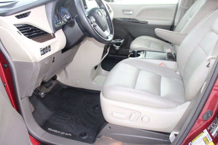 Used 2017 Toyota Sienna XLE Premium FWD image 11