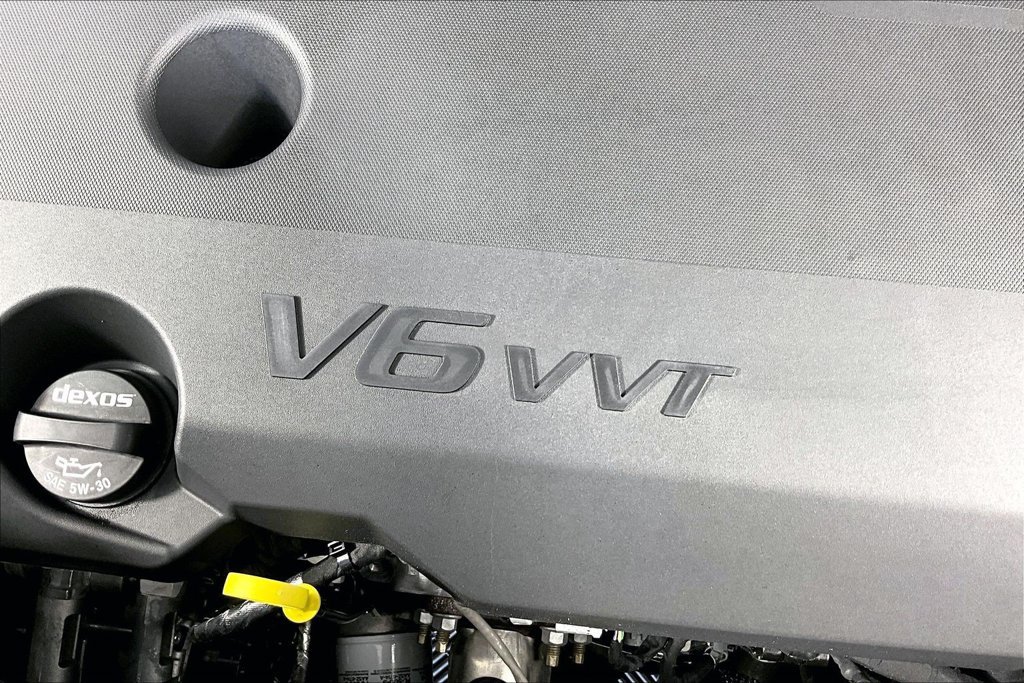 Used 2023 Chevrolet Traverse LS FWD image 32