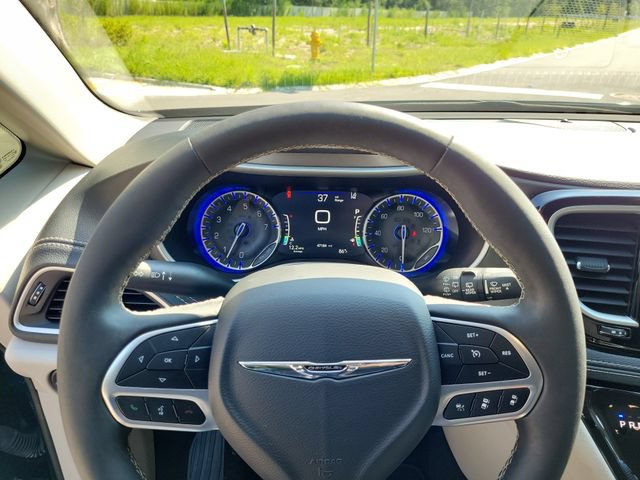 Used 2022 Chrysler Pacifica Touring-L AWD/4WD image 27
