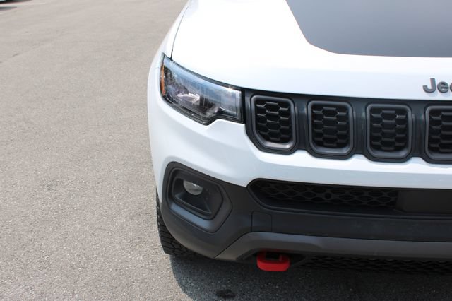 Used 2025 Jeep Compass Trailhawk w/ Trailhawk Convenience Group AWD/4WD image 38