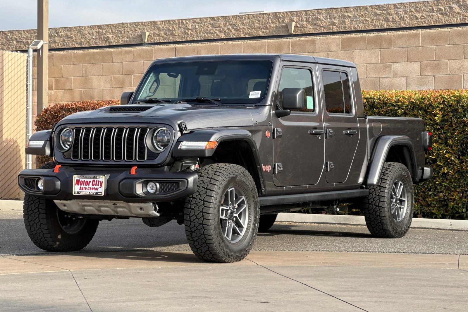 Used 2025 Jeep Gladiator Mojave w/ Convenience Group AWD/4WD image 8
