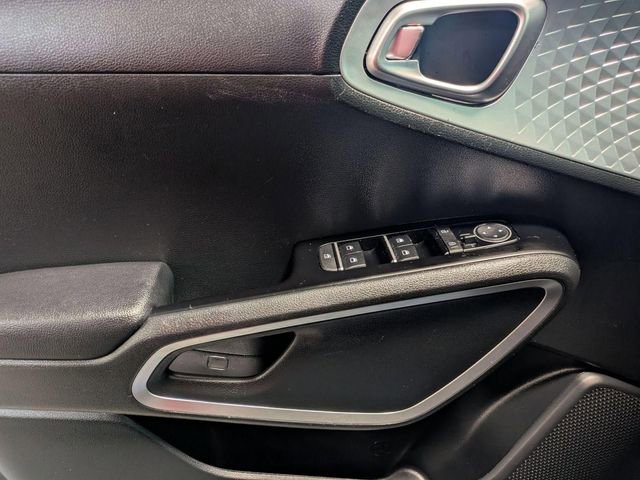 Used 2025 Kia Soul LX w/ LX Technology Package FWD image 14