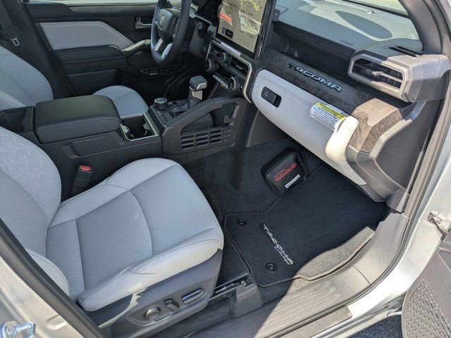 Used 2025 Toyota Tacoma Limited AWD/4WD image 12