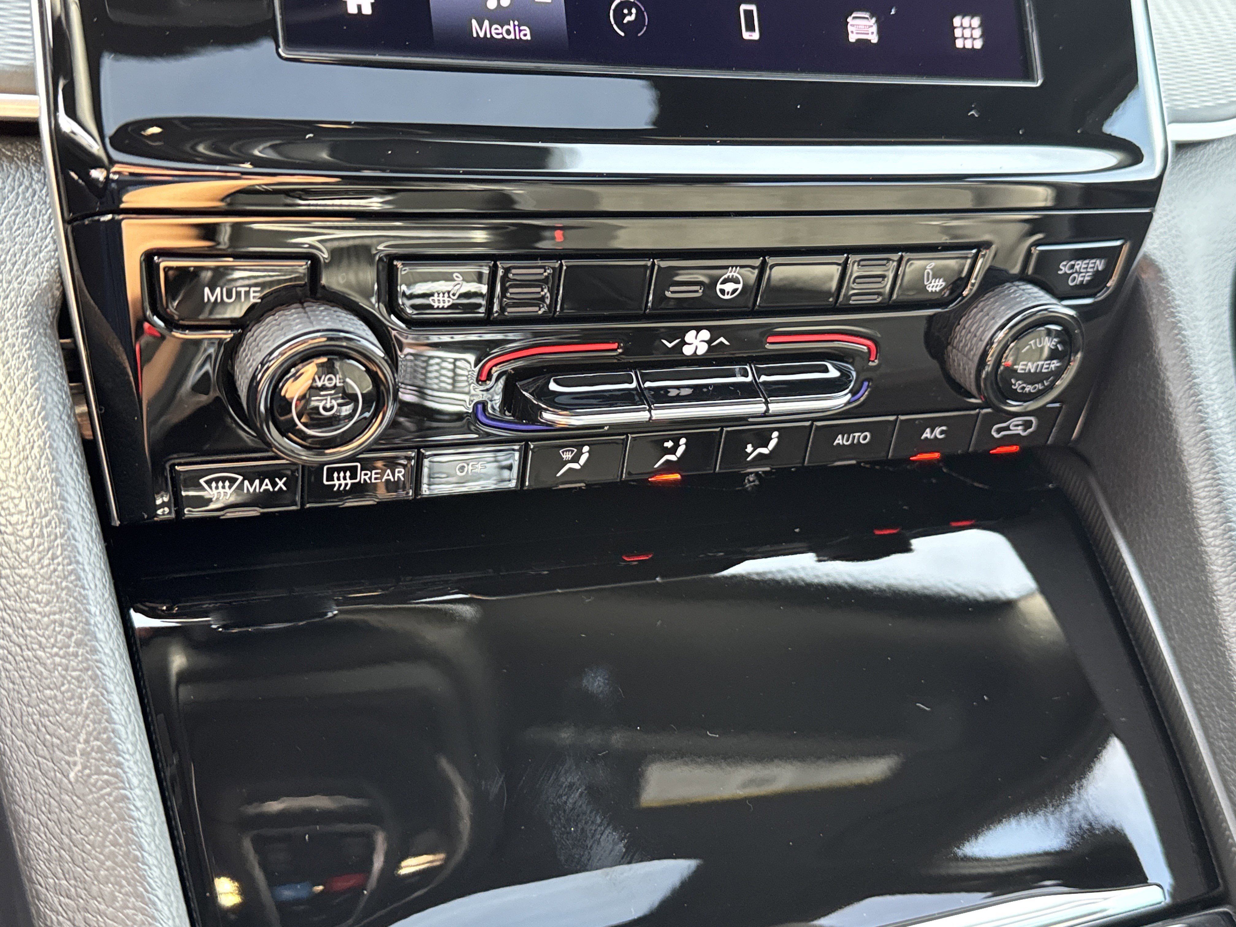 New 2025 Jeep Grand Cherokee Altitude image 34