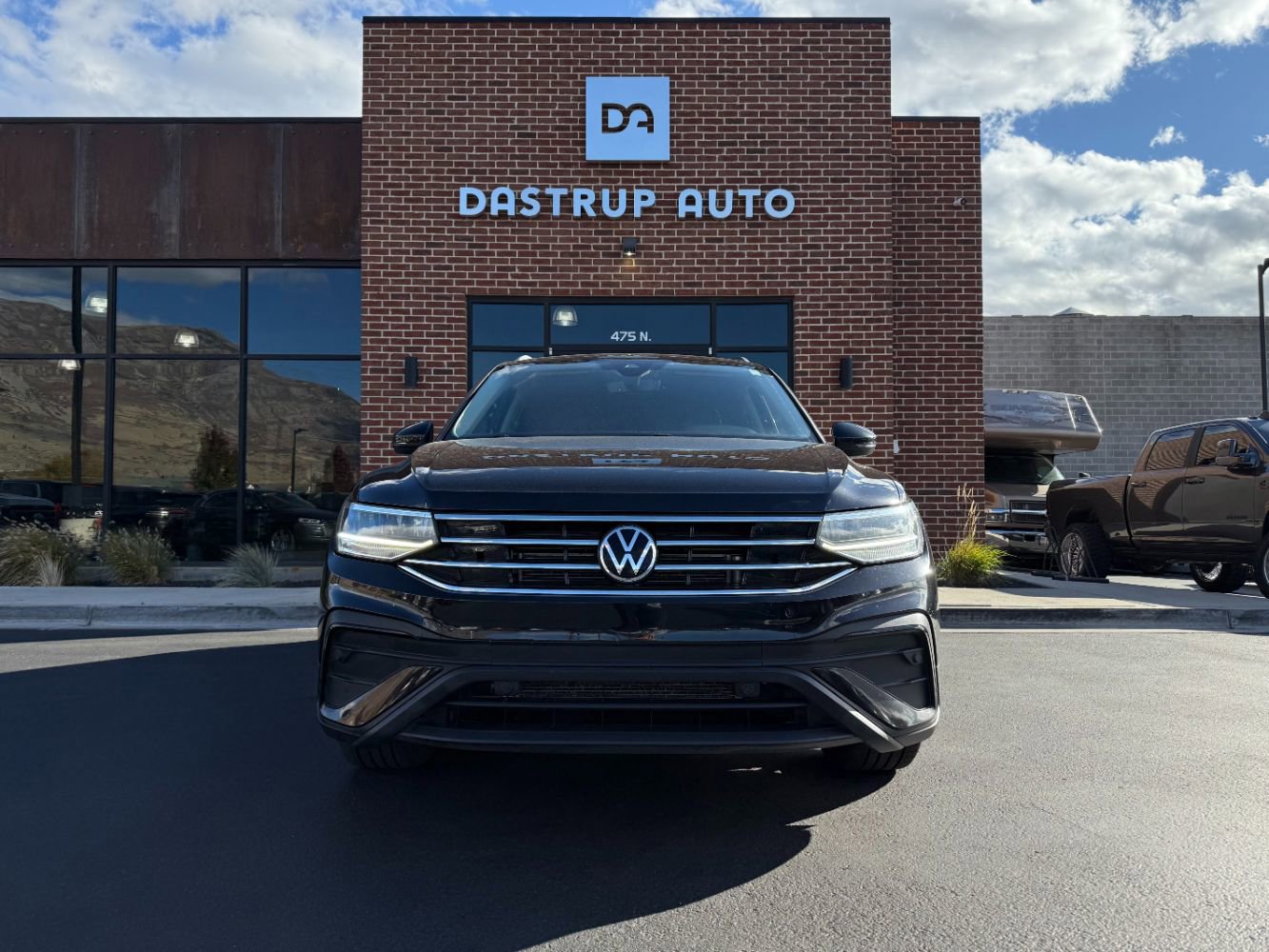 Used 2023 Volkswagen Tiguan SE image 2