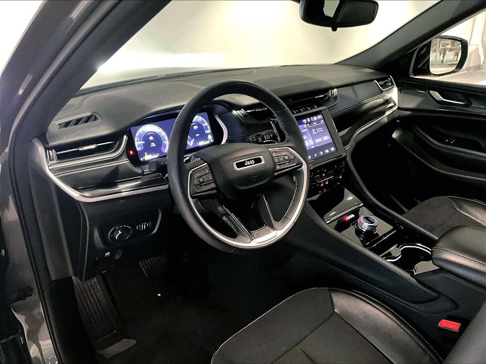 Used 2023 Jeep Grand Cherokee Altitude image 7