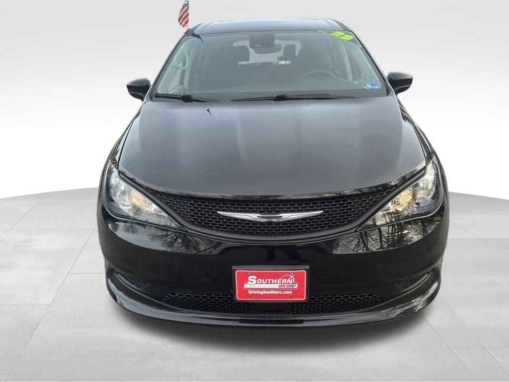 Used 2023 Chrysler Voyager LX image 3