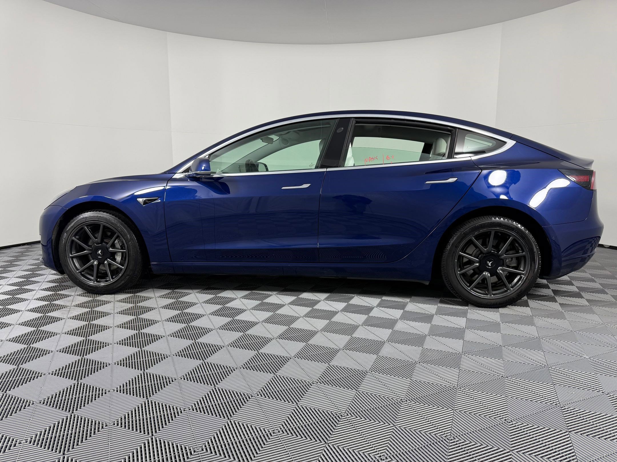 Used 2019 Tesla Model 3 Mid Range image 2