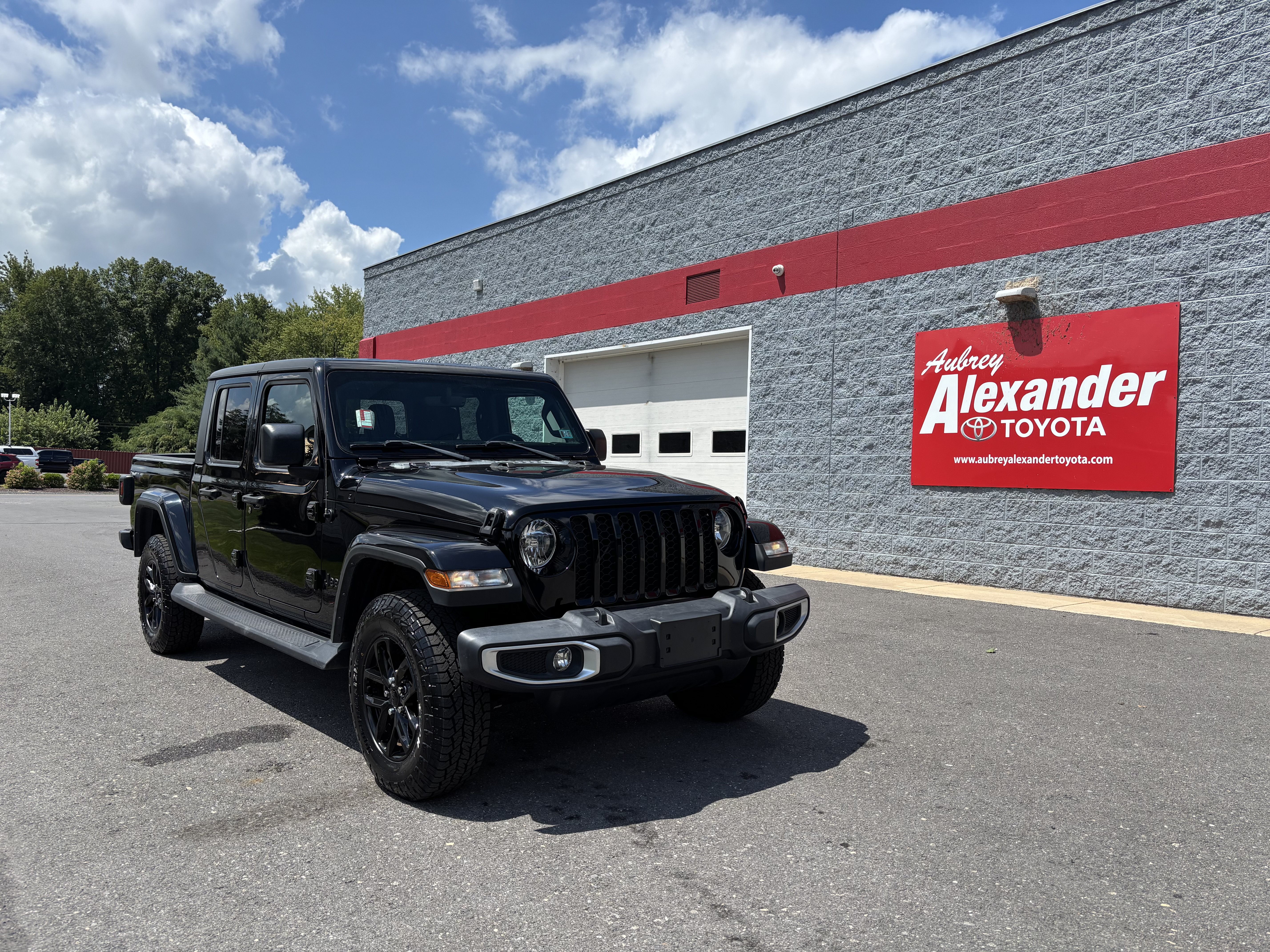 Used 2023 Jeep Gladiator Sport AWD/4WD image 1