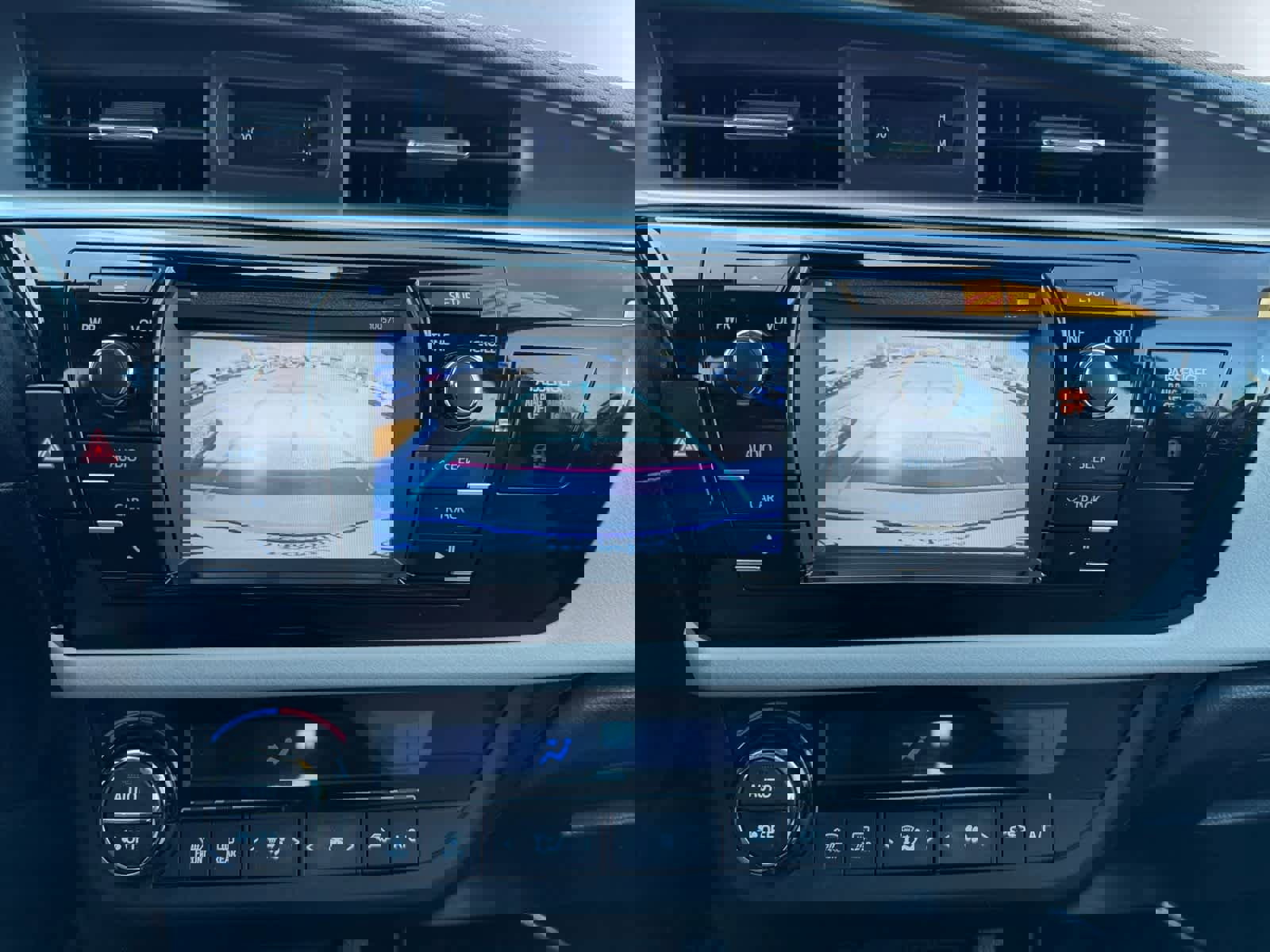 Used 2016 Toyota Corolla LE FWD image 15