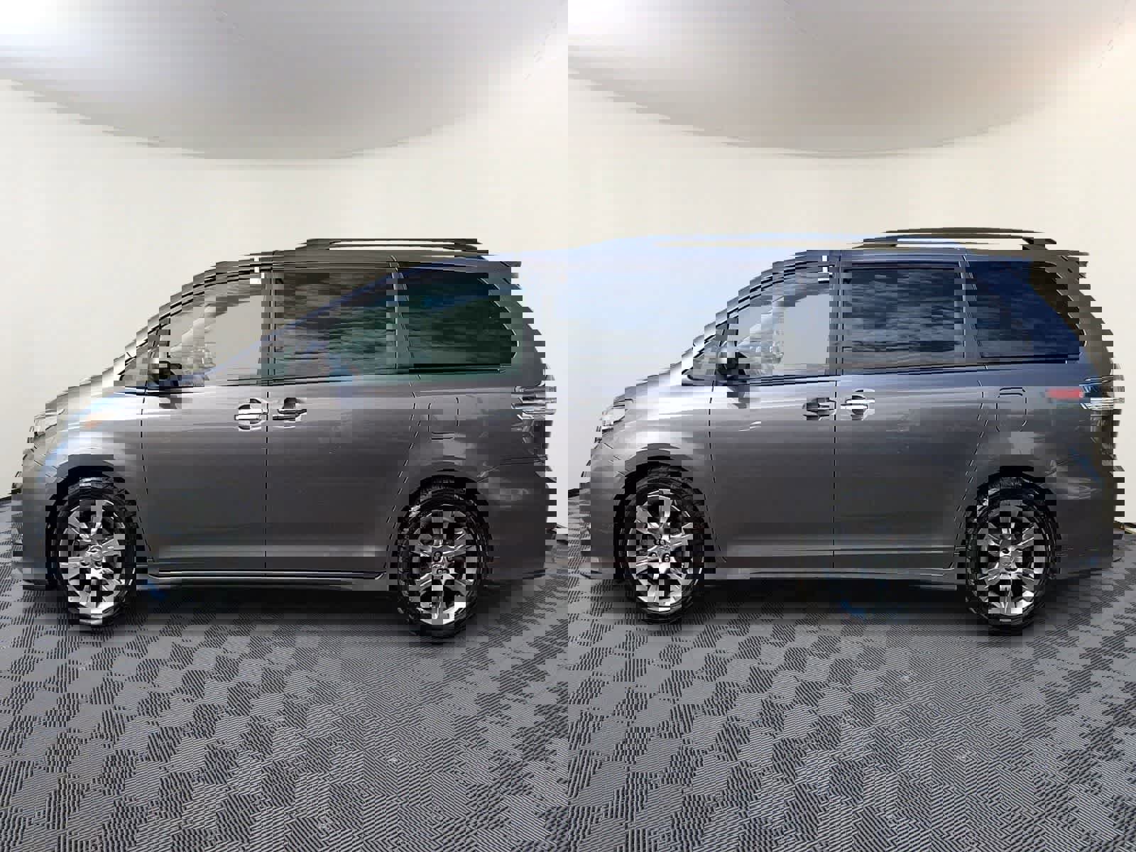 Used 2014 Toyota Sienna SE image 9