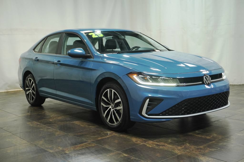 Used 2025 Volkswagen Jetta SE FWD image 1