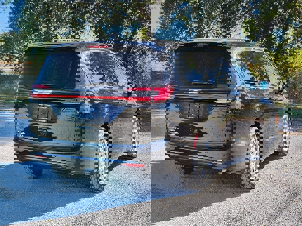 New 2026 Chrysler Pacifica Select image 4