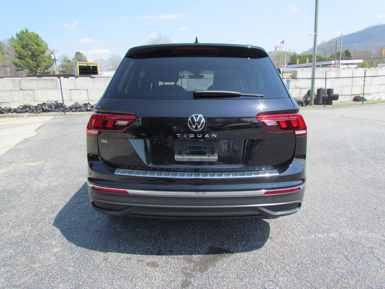 Used 2022 Volkswagen Tiguan SE image 6
