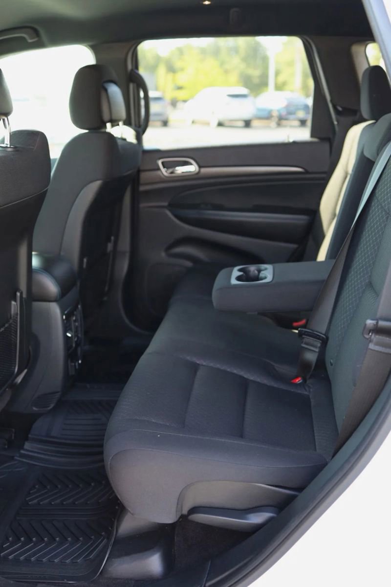 Used 2018 Jeep Grand Cherokee Laredo image 27