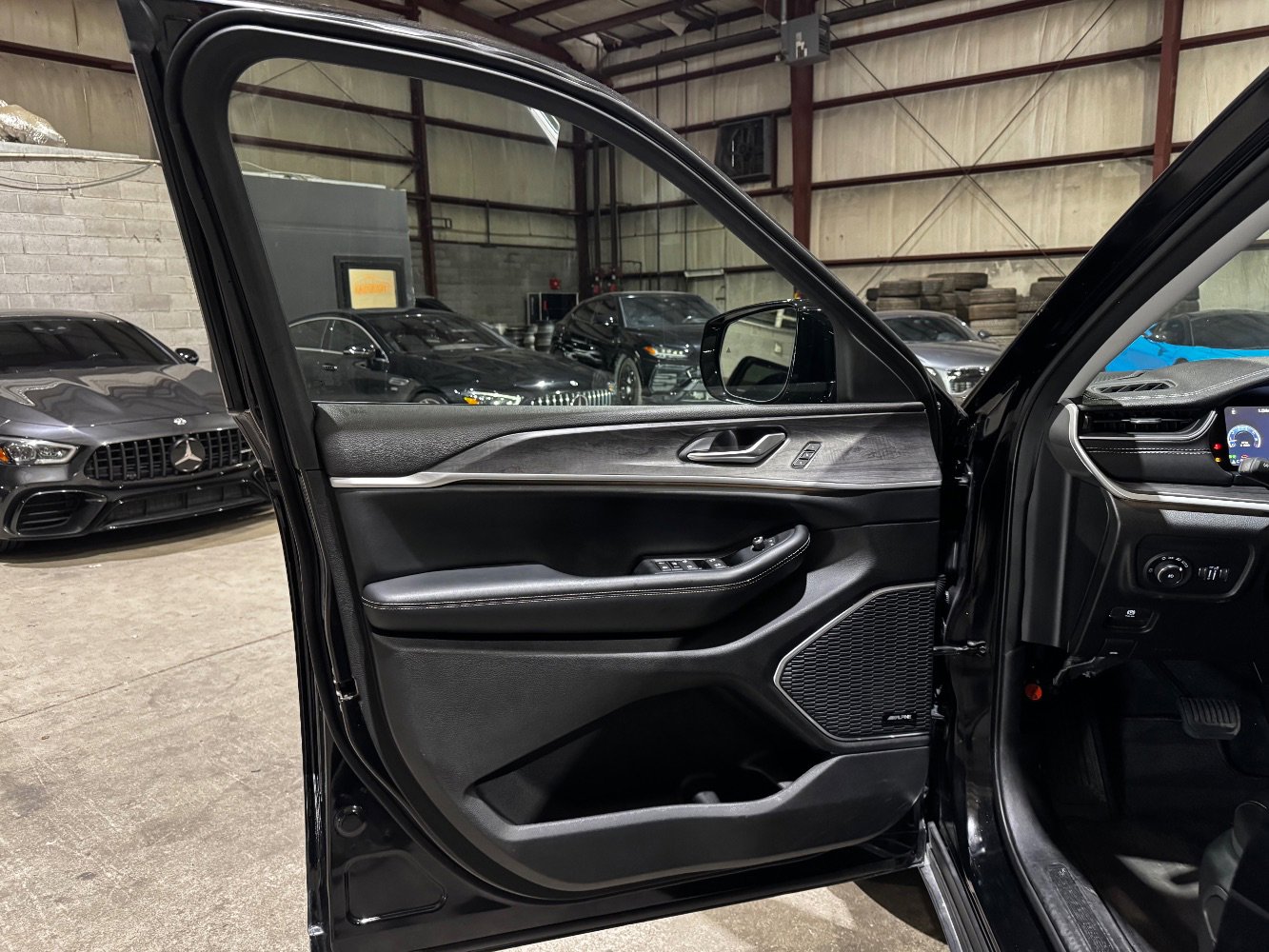 Used 2023 Jeep Grand Cherokee Limited w/ Luxury Tech Group II image 11
