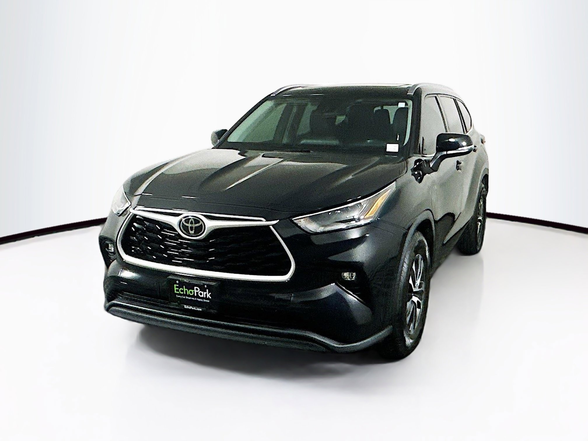 Used 2021 Toyota Highlander XLE FWD image 3