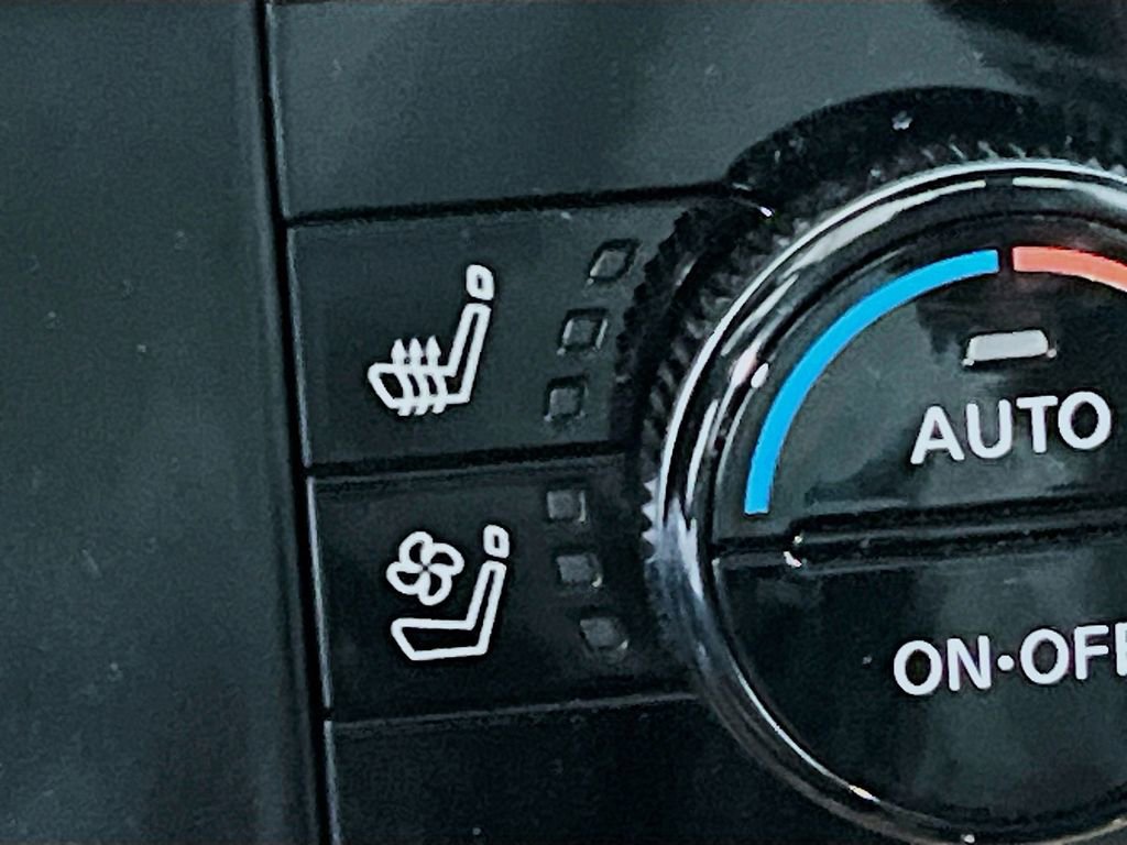 Used 2024 Nissan Pathfinder Platinum w/ Black Appearance Package image 21