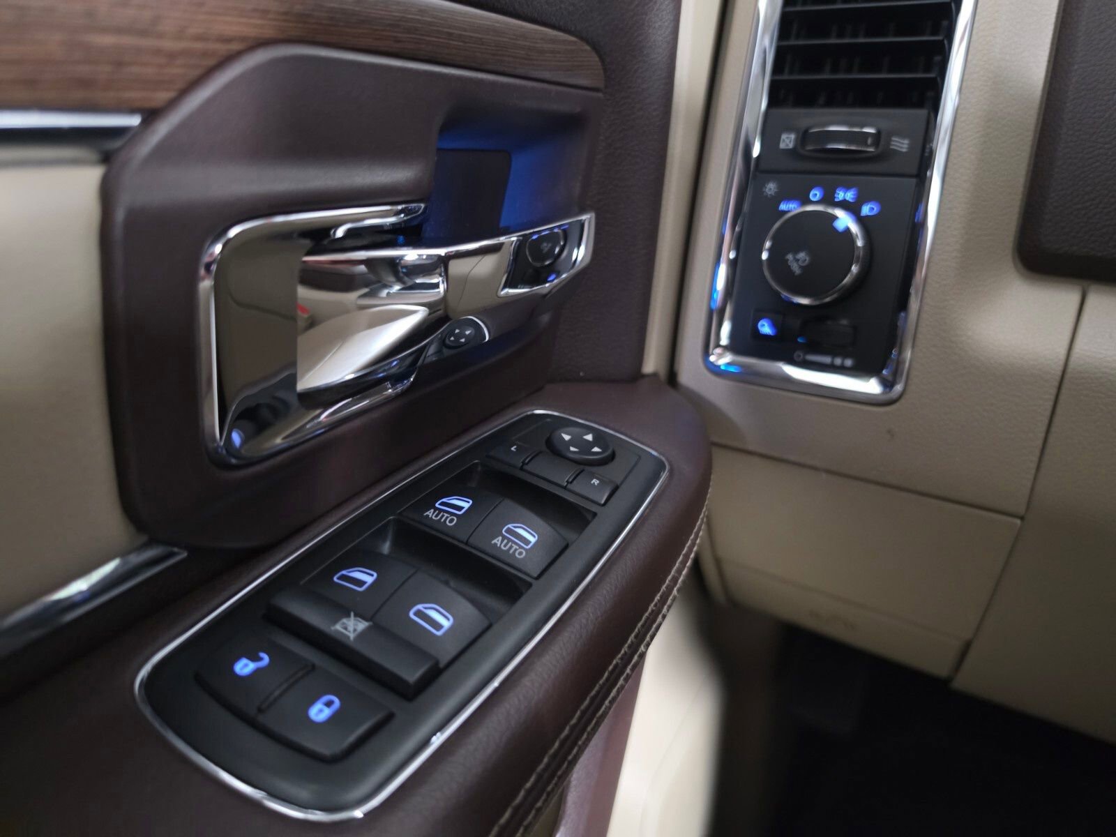 Used 2014 RAM 3500 Laramie AWD/4WD image 32