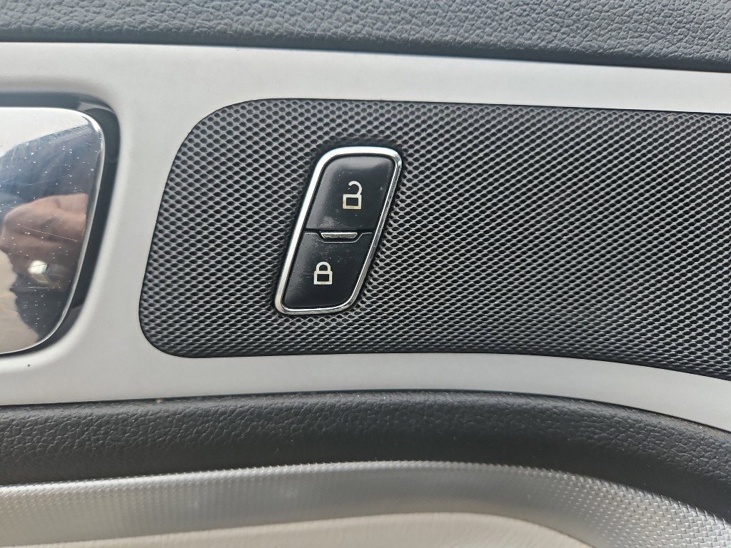 Used 2015 Ford Explorer XLT w/ Equipment Group 202B image 9