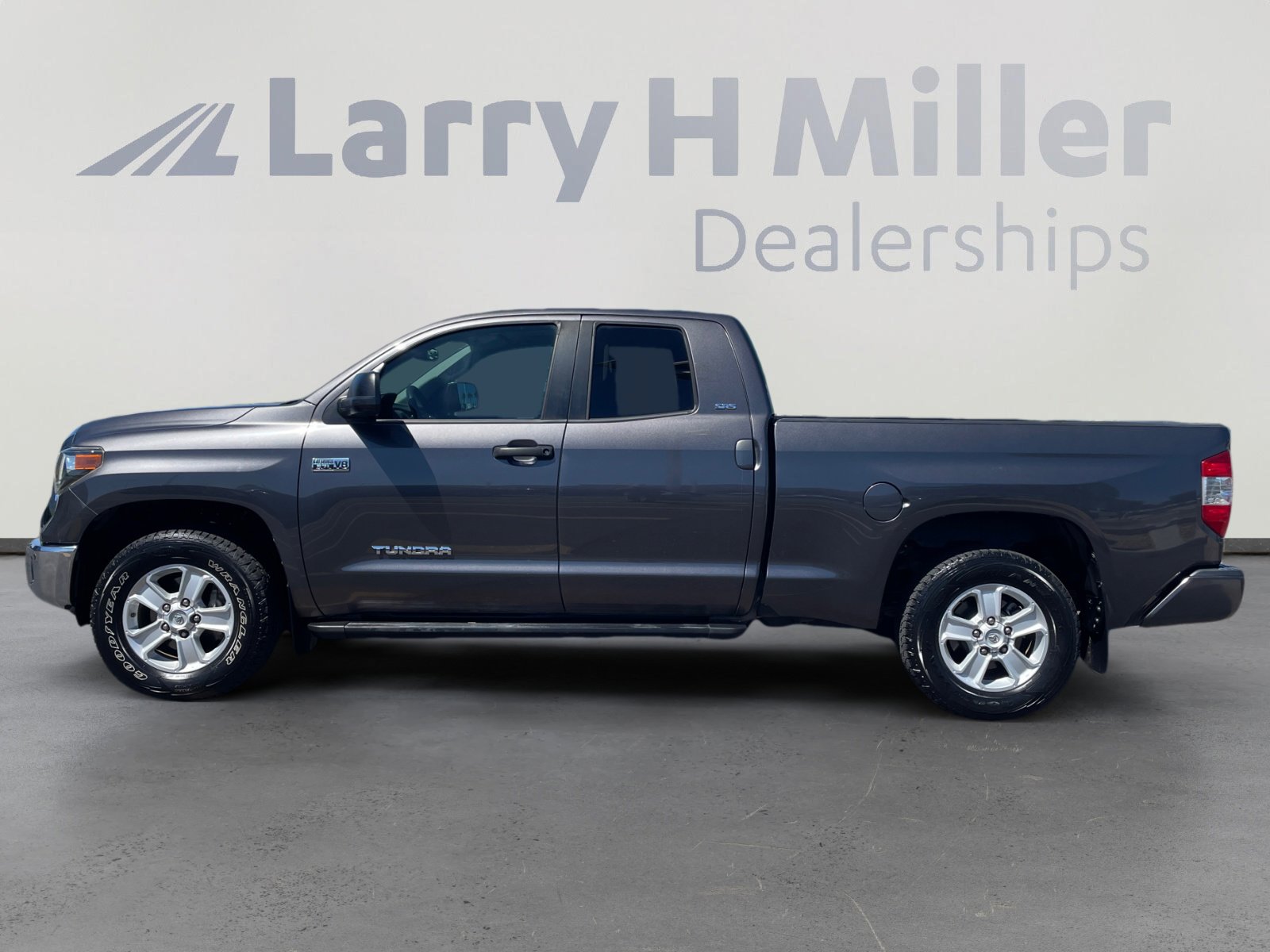 Used 2019 Toyota Tundra SR5 w/ SR5 Convenience Package image 2