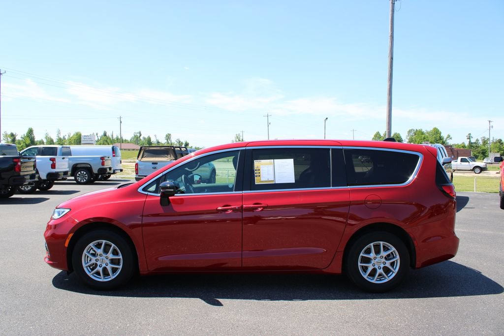 Used 2025 Chrysler Pacifica Select FWD image 6