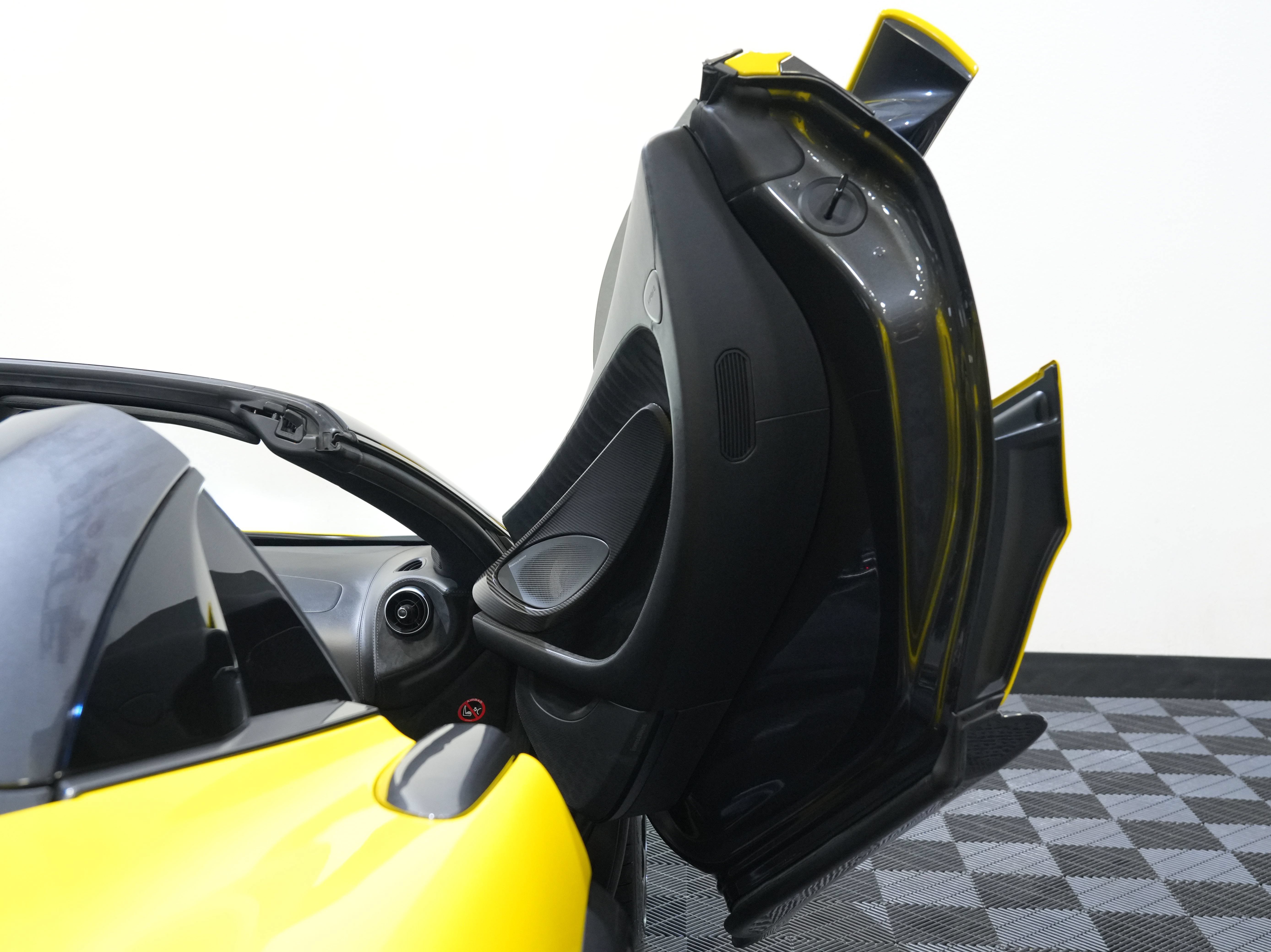Used 2020 McLaren 600LT Spider RWD image 28