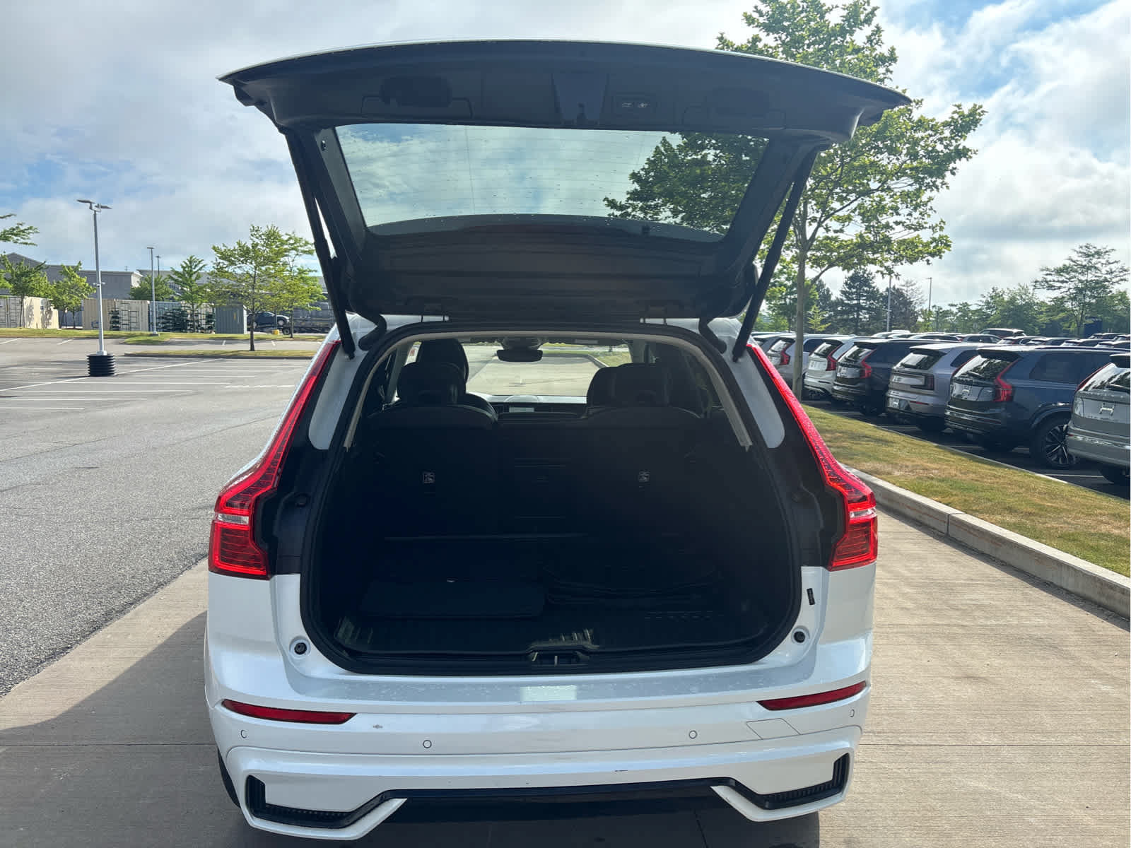 Used 2024 Volvo XC60 B5 Core AWD/4WD image 8