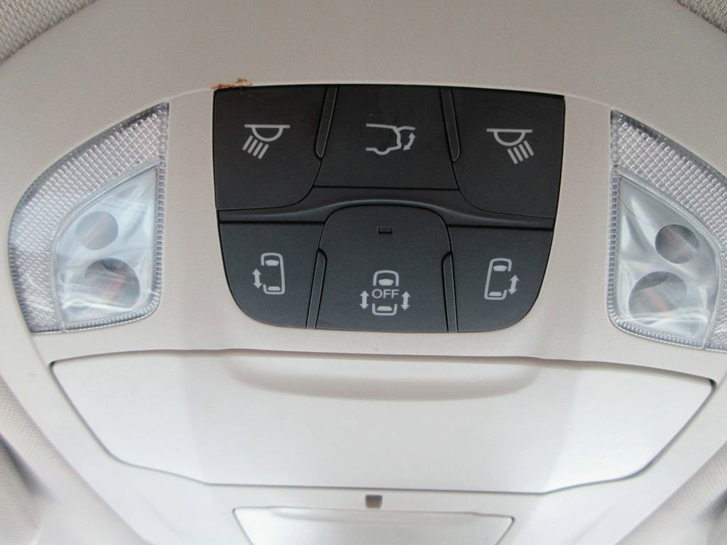 Used 2023 Chrysler Pacifica Touring-L image 32