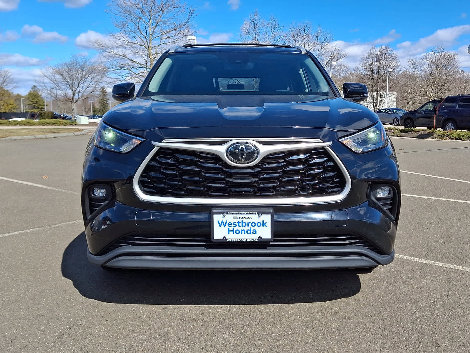 Used 2023 Toyota Highlander XLE image 2