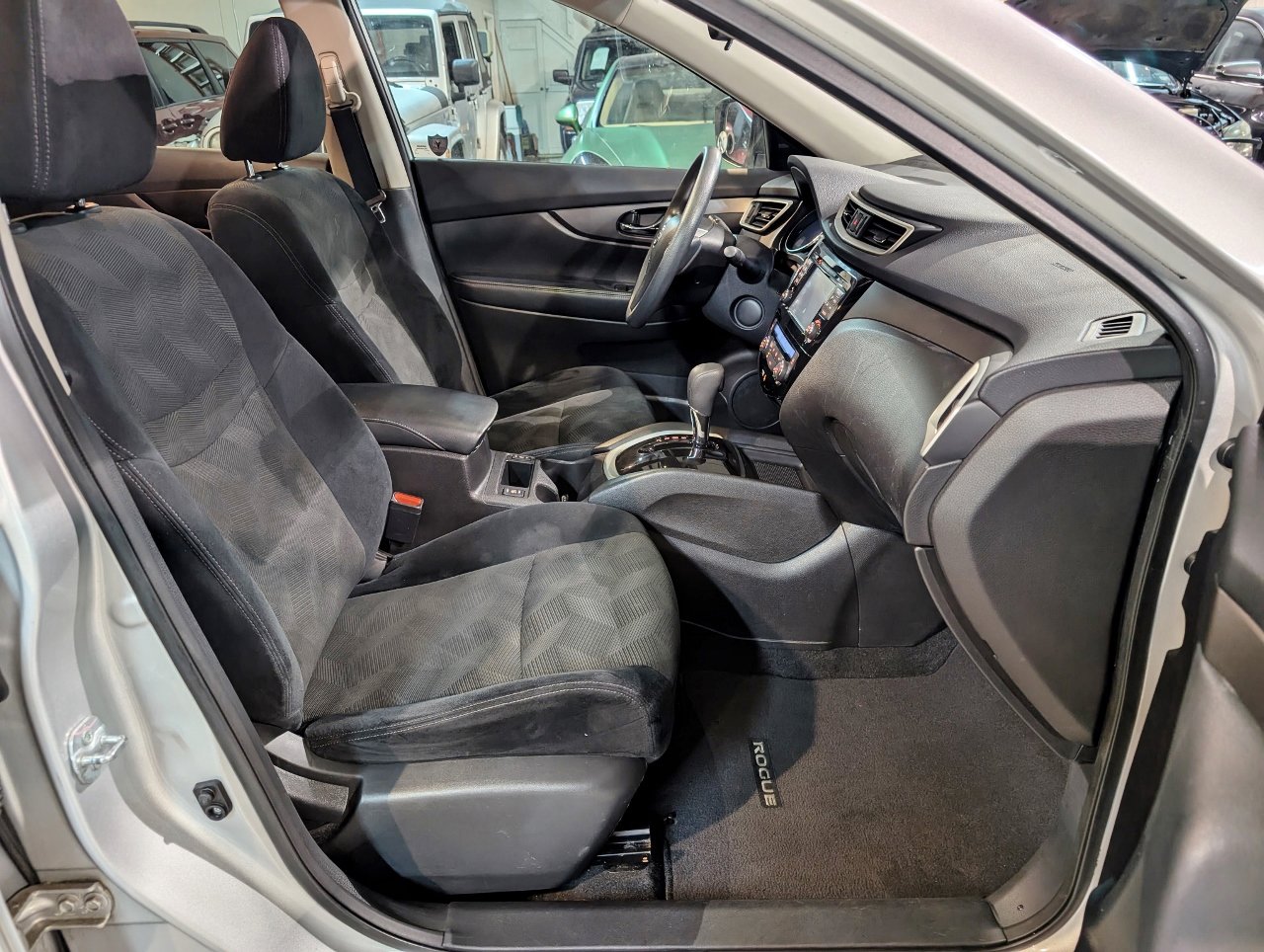 Used 2015 Nissan Rogue SV w/ SV Premium Package image 33