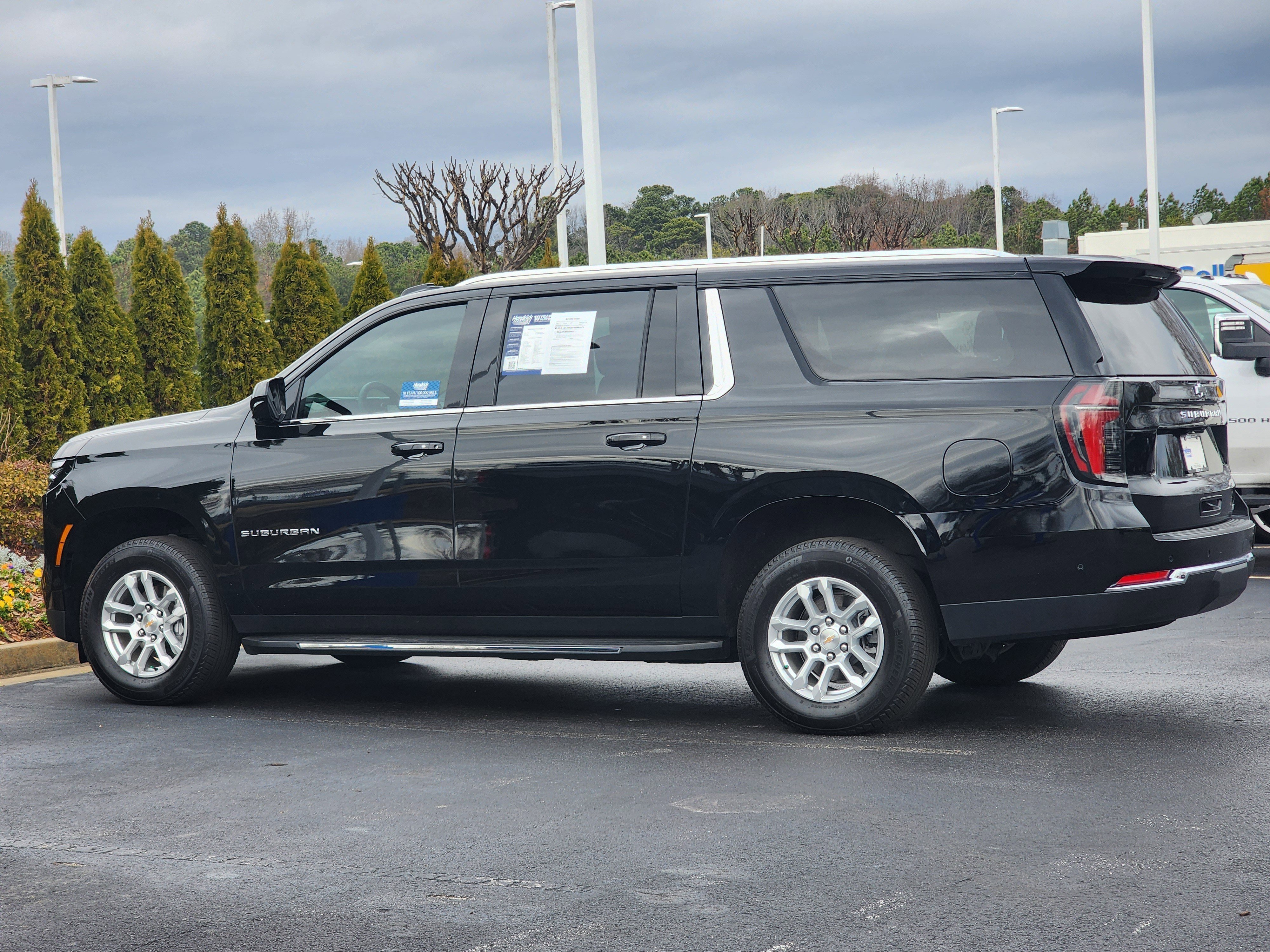 Used 2026 Chevrolet Suburban LT image 9
