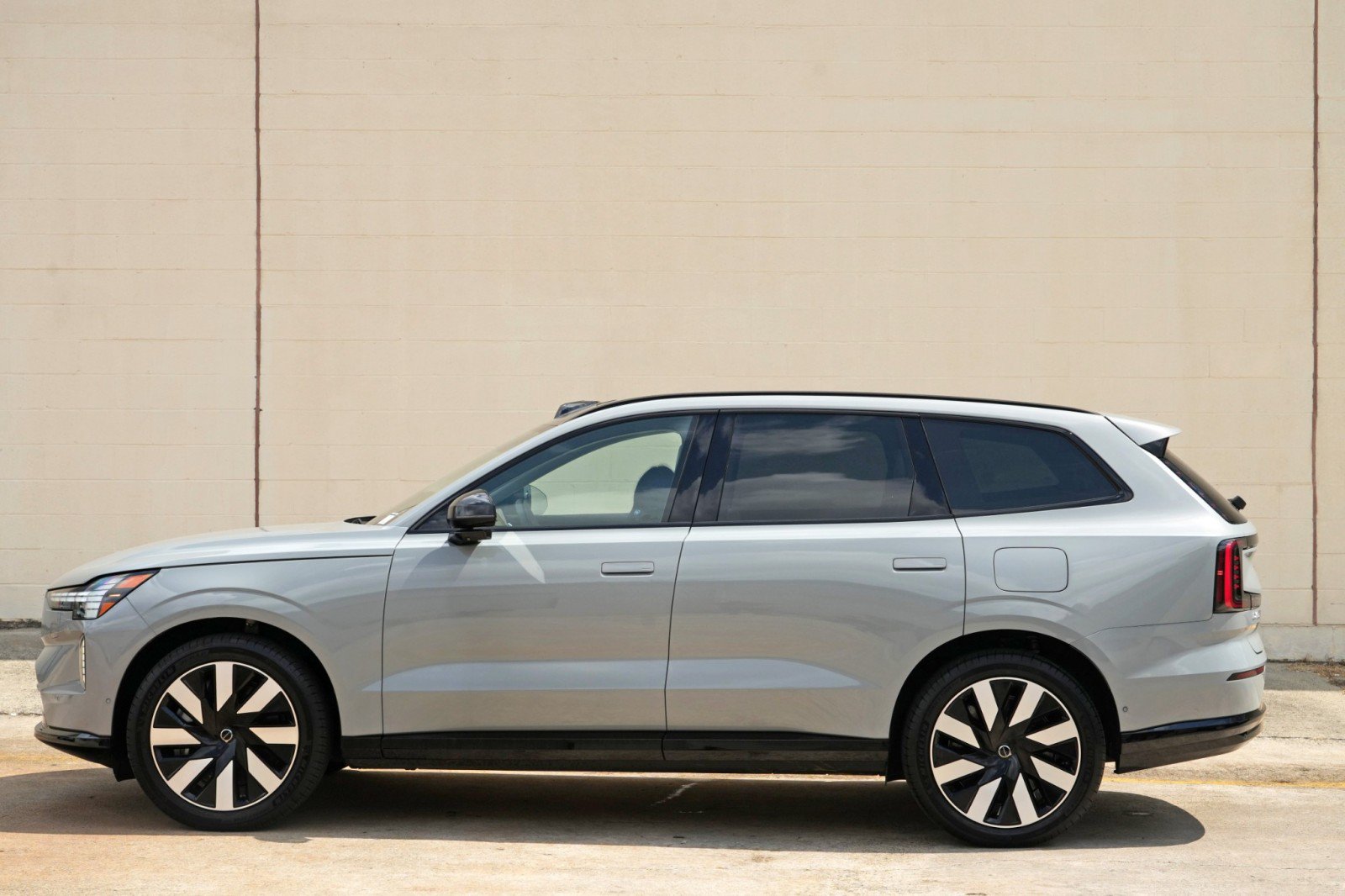 Used 2025 Volvo EX90 Ultra AWD/4WD image 44
