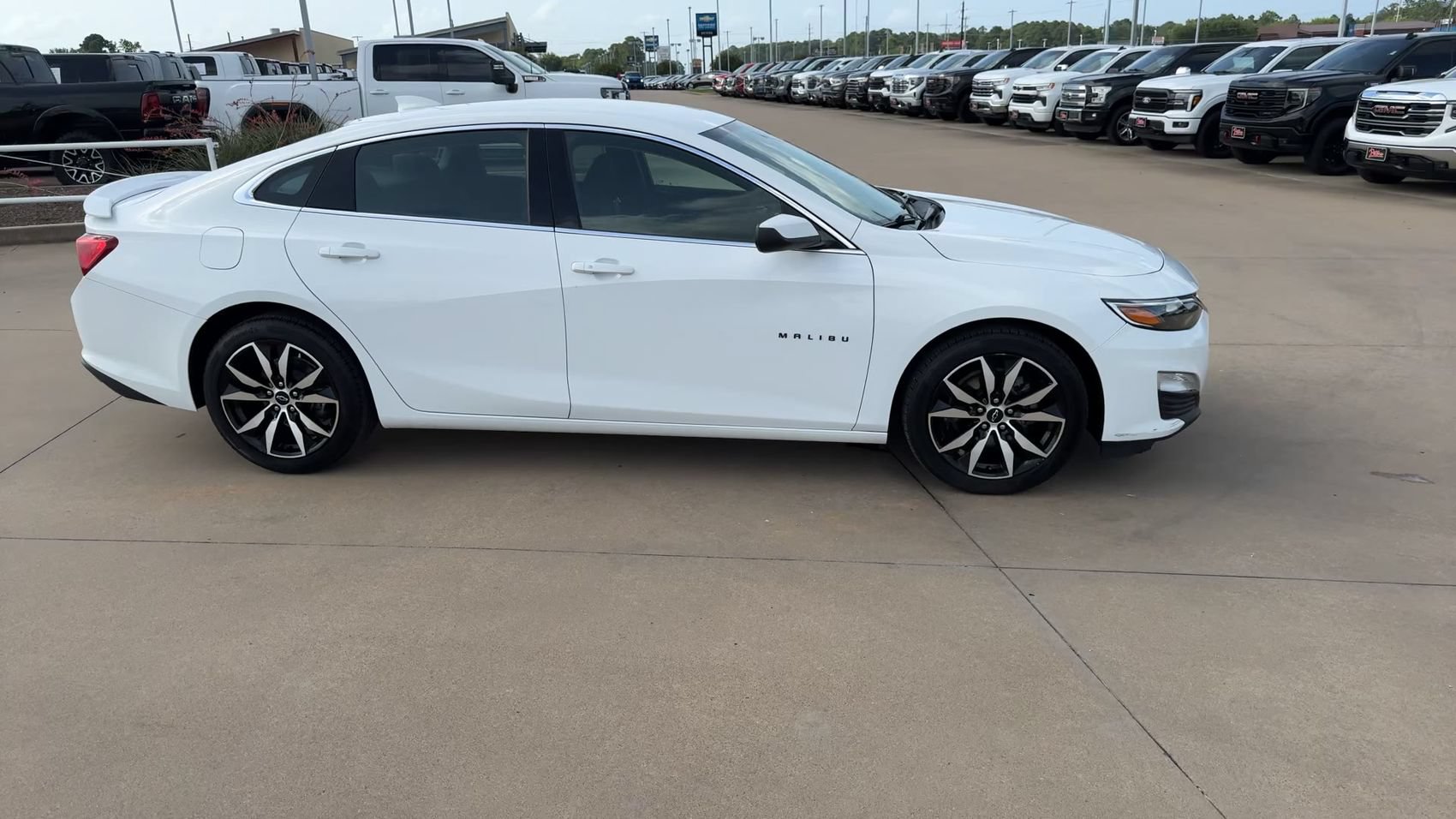Used 2023 Chevrolet Malibu RS FWD image 2