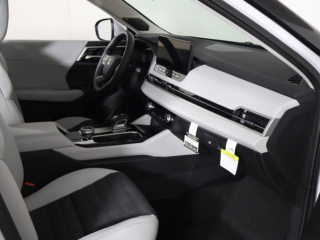 New 2025 Mitsubishi Outlander SE FWD image 28