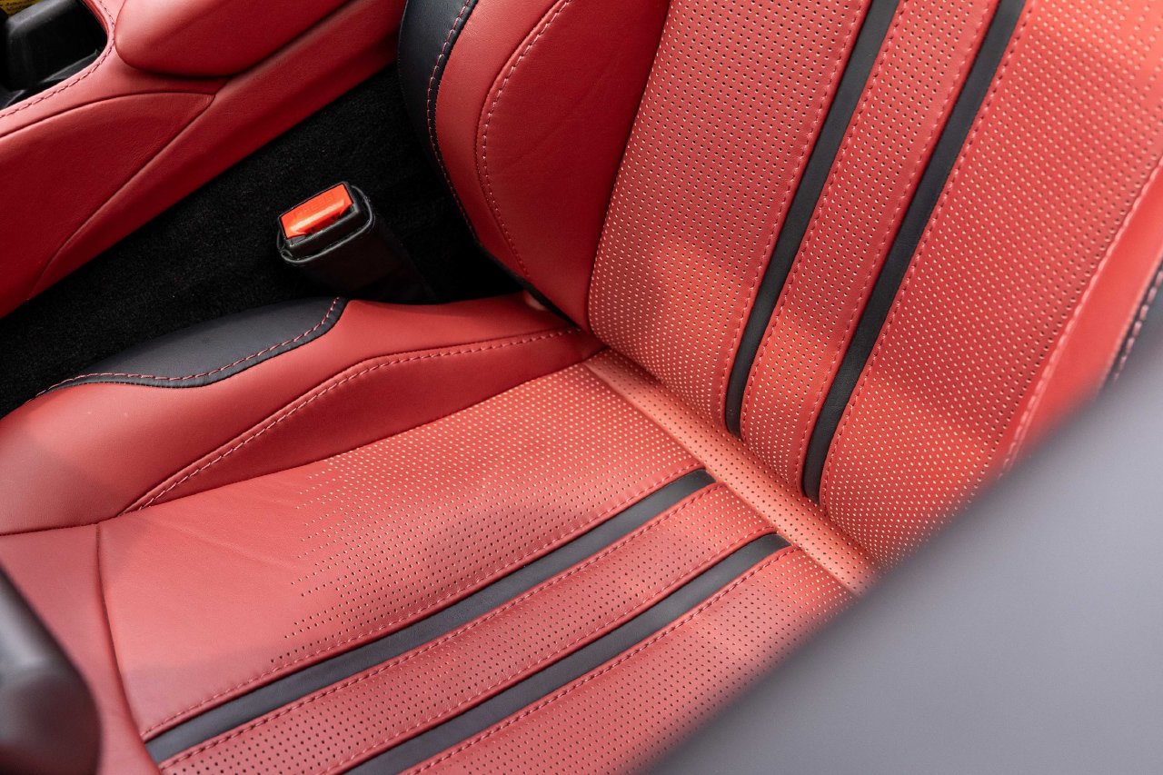Used 2023 Aston Martin V8 Vantage Roadster RWD image 30
