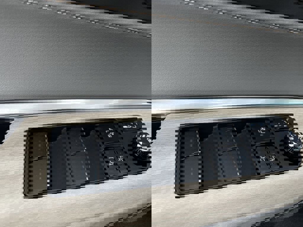 Used 2021 Toyota Venza XLE w/ Softex Package image 18