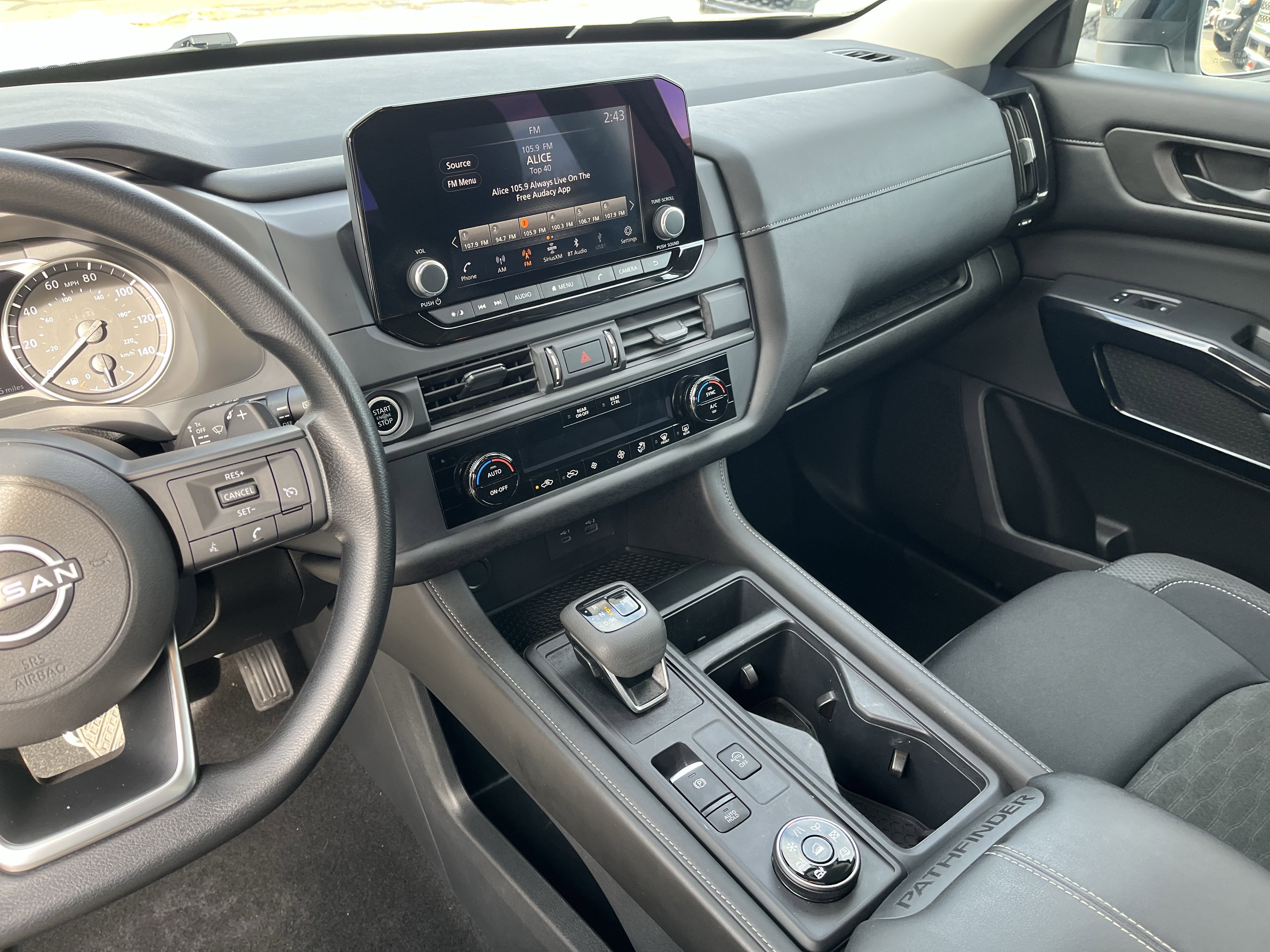 Used 2024 Nissan Pathfinder S image 17