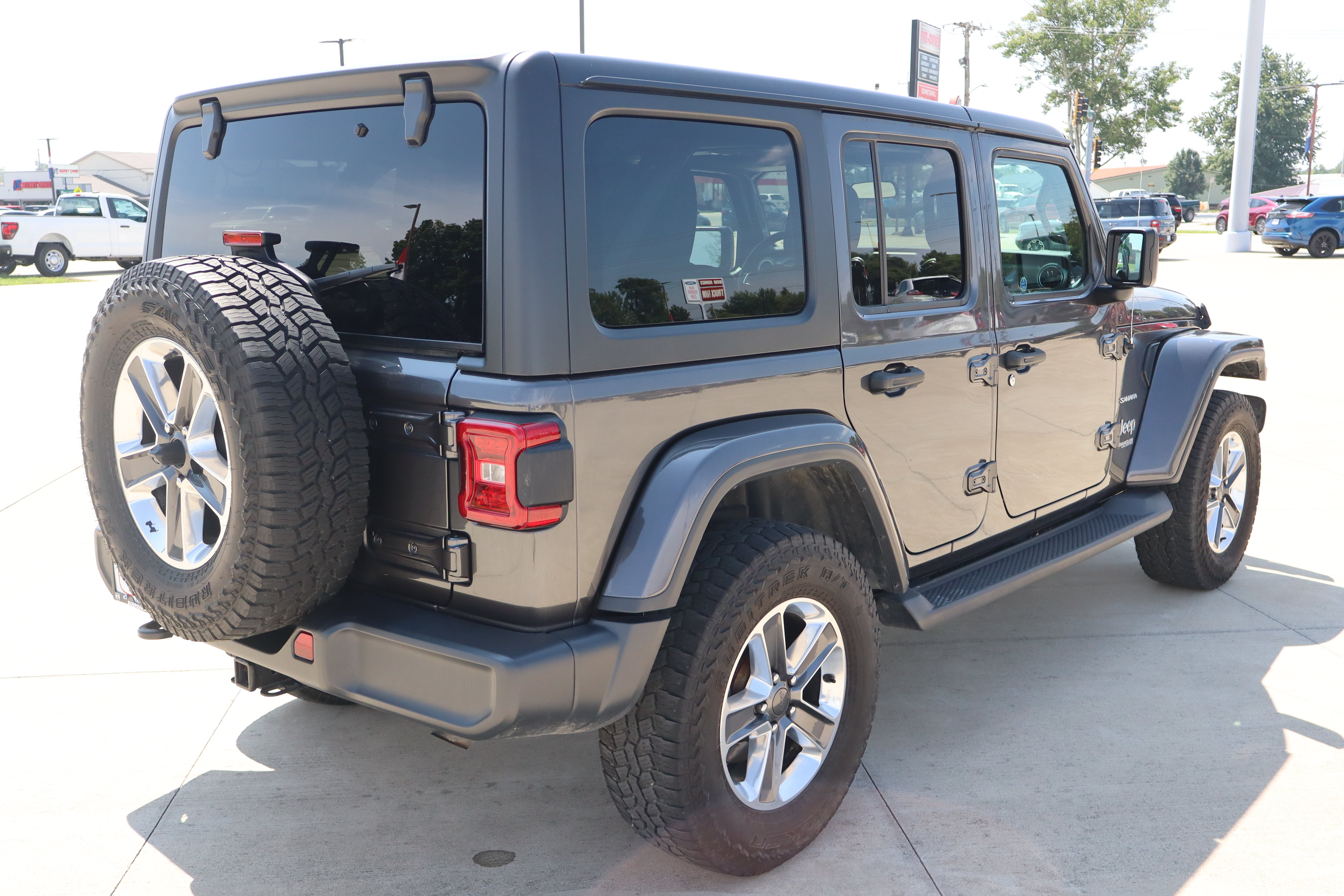 Used 2021 Jeep Wrangler Unlimited Sahara w/ LED Lighting Group AWD/4WD image 5