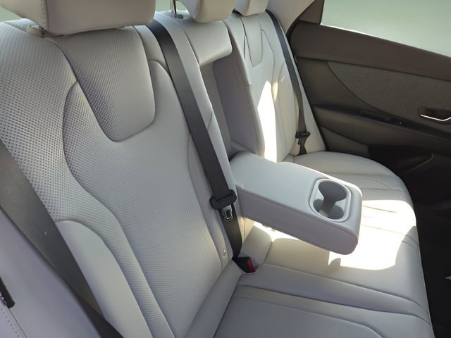 Used 2025 Hyundai Elantra Limited image 29