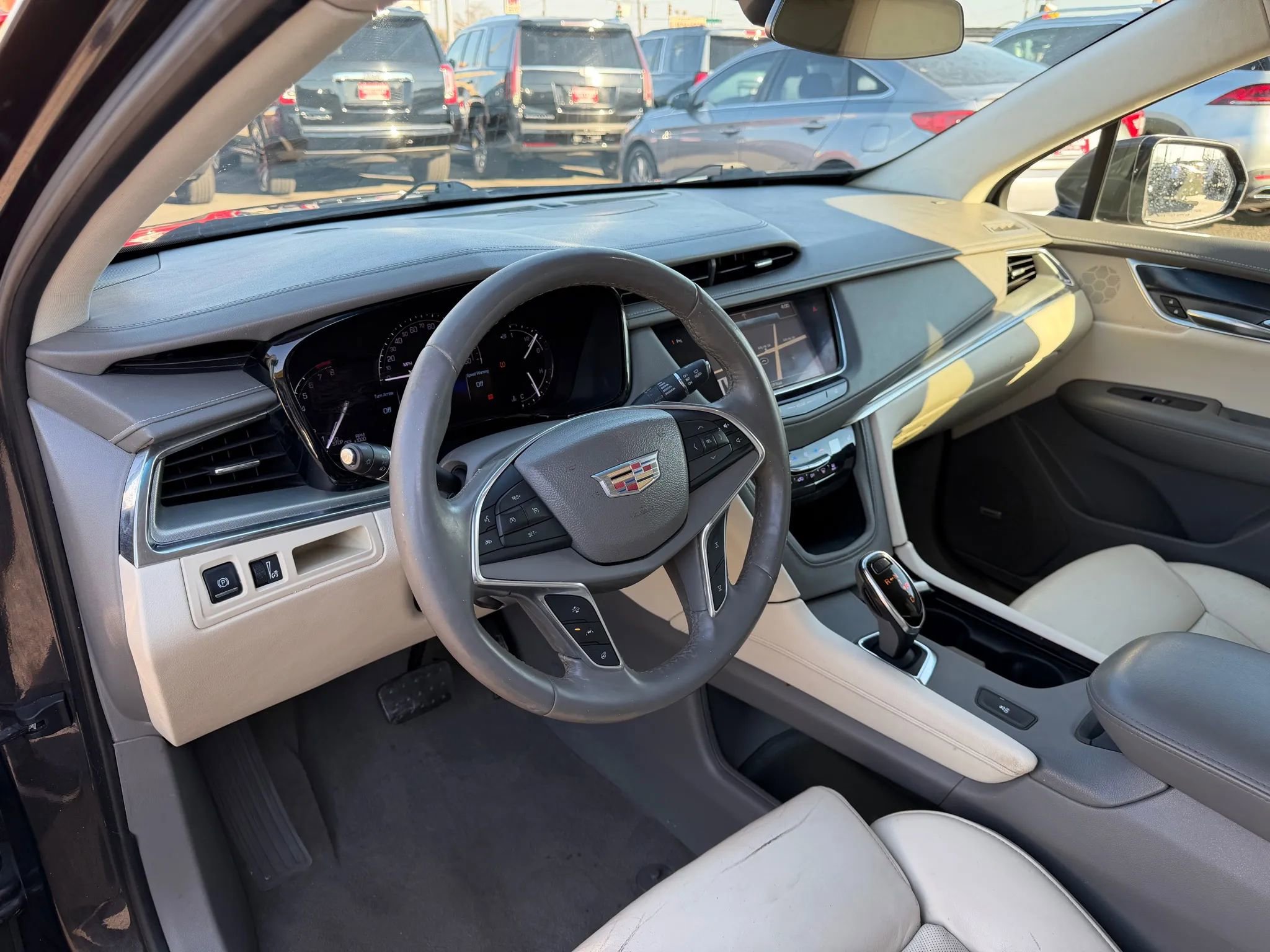 Used 2017 Cadillac XT5 Luxury w/ Driver Awareness Package FWD image 4