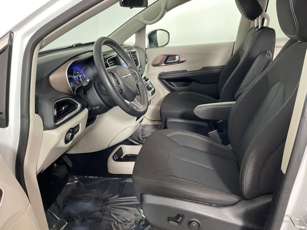 Used 2022 Chrysler Voyager LX image 18