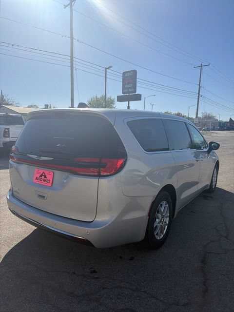Used 2024 Chrysler Pacifica Touring-L FWD image 13