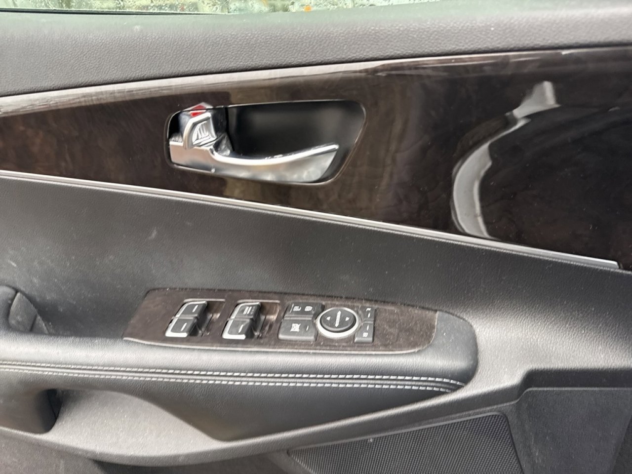 Used 2017 Kia Sorento LX w/ LX Convenience Package image 24