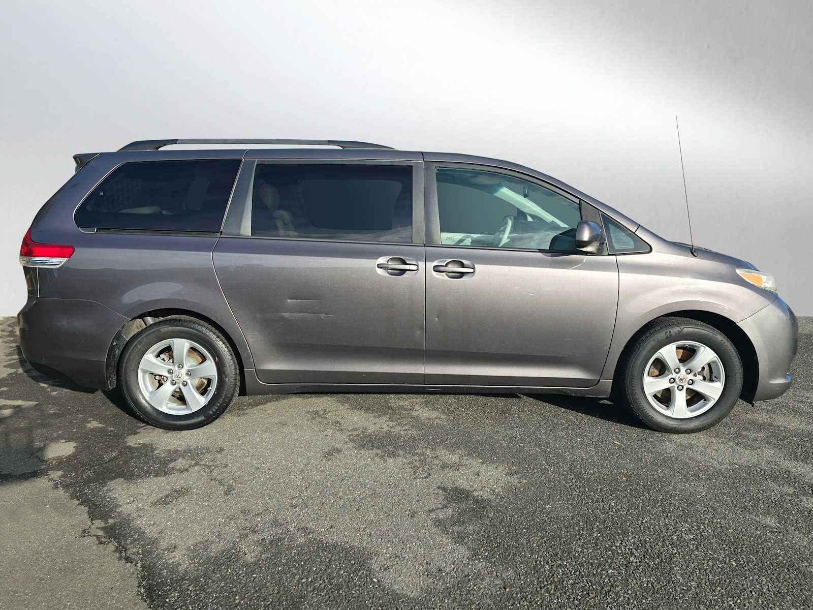 Used 2012 Toyota Sienna LE image 2